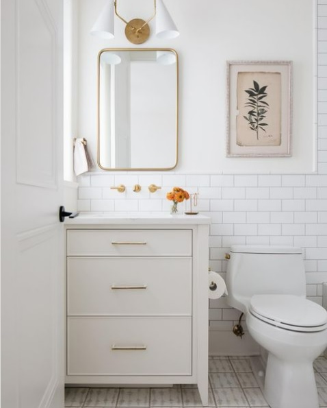 A tidy sink vanity in a small bathroom